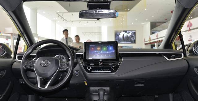 朗逸添“新劲敌”，霸气赶超速腾，1.2T+CVT，一公里才6毛钱