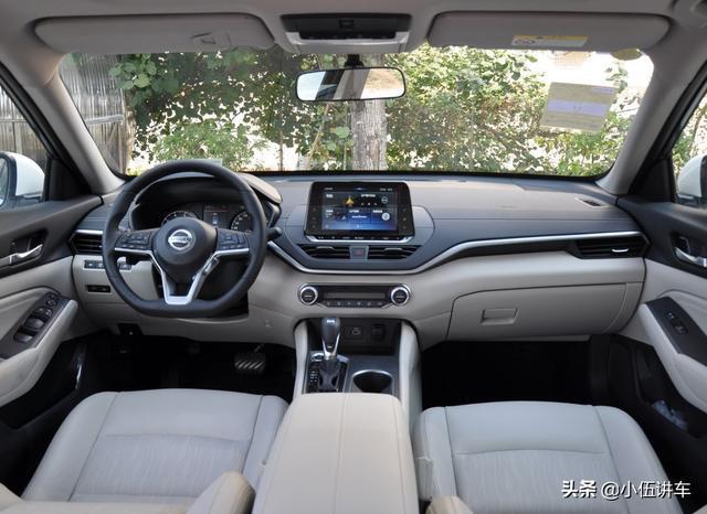 日产再亮全新轿车，比奥迪A4L还美，车长4米9油耗5.9L，才16万起