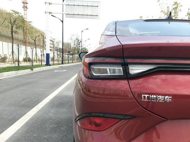 冬日寒风肆掠，红色车漆的嘉悦A5热情似火