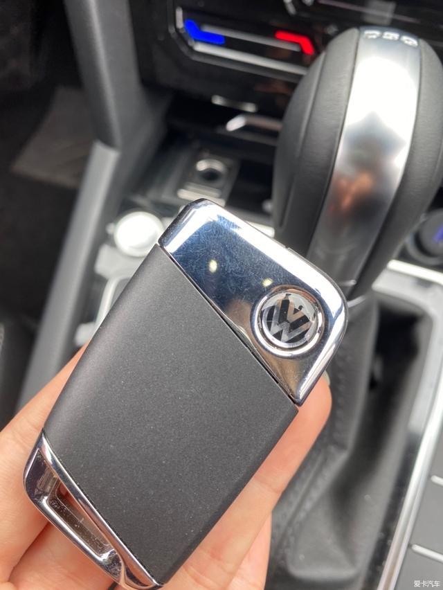 中了无框车窗的“毒”？小姐姐提车大众CC，颜值比A4L高多了？
