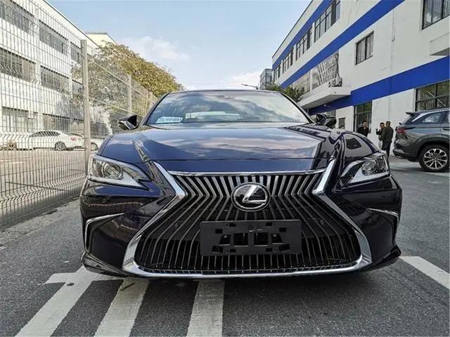 提了台雷克萨斯ES200豪华版，颜色比较少见，车主：比宝马3系好