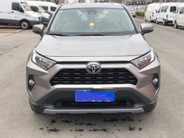 喜提新款丰田荣放RAV4 2.0风尚版，菱角霸气十足，这价格买贵了吗
