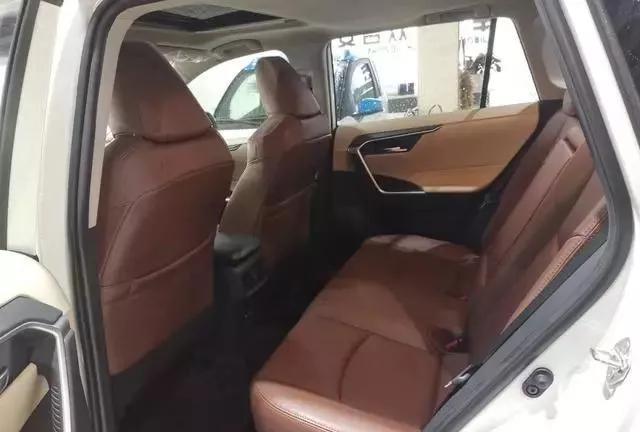 21万多喜提新款丰田RAV4，皮座椅花了5000，2.0L油耗才6.9个