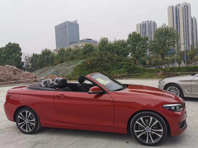 软顶敞篷 225i 裸车不到30万，你会带着心爱的人和她一起感受吗