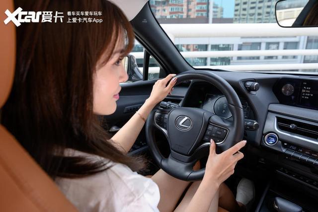 繁华都市来去自如 一位UX车主的选车态度