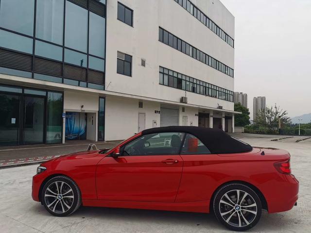 软顶敞篷 225i 裸车不到30万，你会带着心爱的人和她一起感受吗