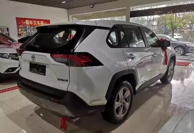 21万多喜提新款丰田RAV4，皮座椅花了5000，2.0L油耗才6.9个