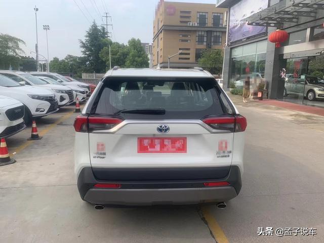 rav4榮放提車作業朋友全款提了豐田rav4榮放外觀肌肉感十足這價格買貴