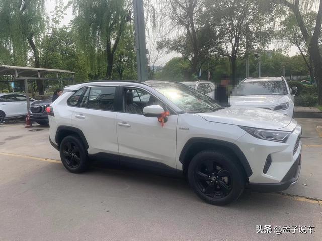 朋友全款提了丰田RAV4荣放，外观肌肉感十足，这价格买贵了吗？