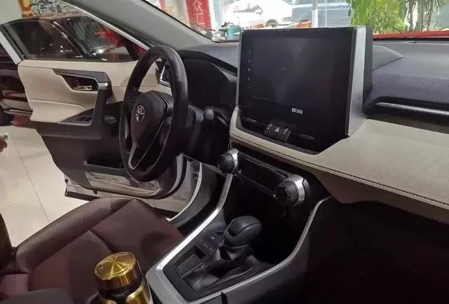 21万多喜提新款丰田RAV4，皮座椅花了5000，2.0L油耗才6.9个