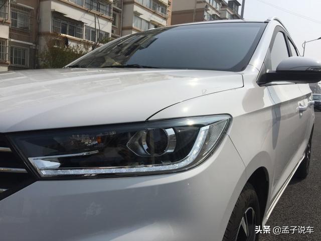 90后创业小伙买了一辆宝骏360 空间家人很满意 翻折座椅可拉货