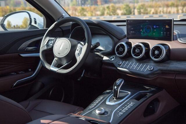 WEY VV7 PHEV综合油耗仅1.6L，凭实力圈粉93年车主