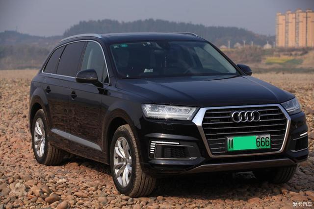 能挂绿牌的豪华SUV，混动奥迪Q7 e-tron提车，油耗不到3L？