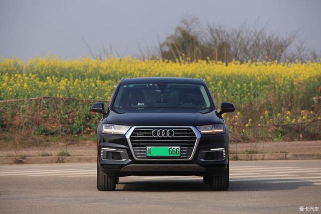 能挂绿牌的豪华SUV，混动奥迪Q7 e-tron提车，油耗不到3L？