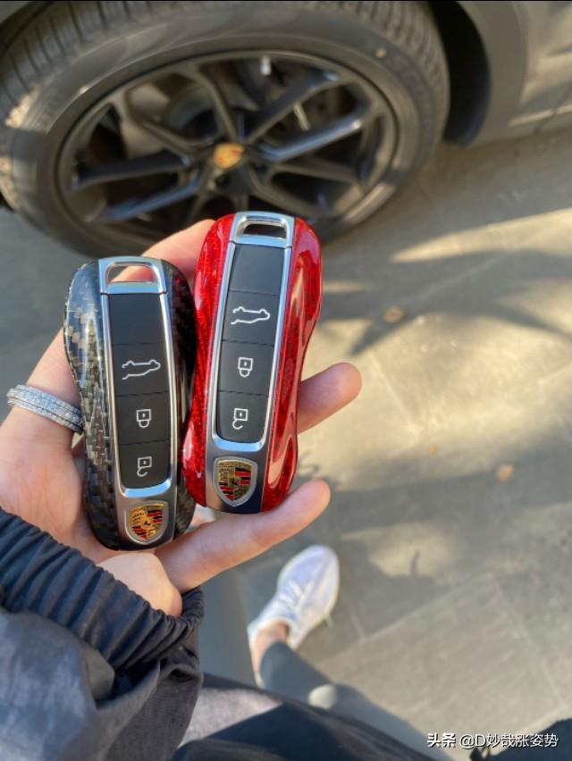 保时捷卡宴Coupe提车的新婚礼物