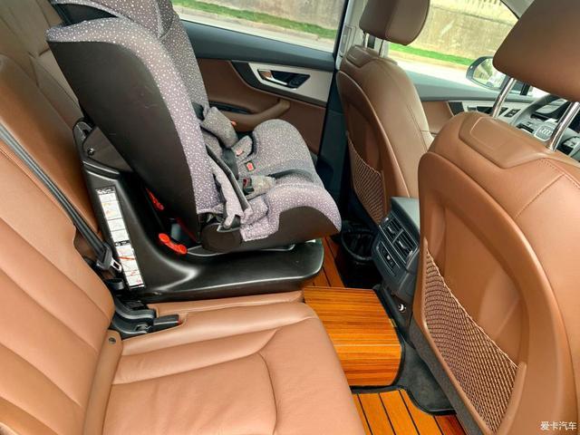 能挂绿牌的豪华SUV，混动奥迪Q7 e-tron提车，油耗不到3L？