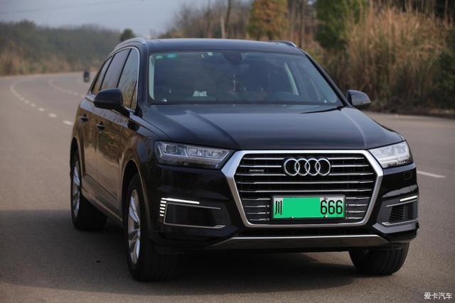 能挂绿牌的豪华SUV，混动奥迪Q7 e-tron提车，油耗不到3L？