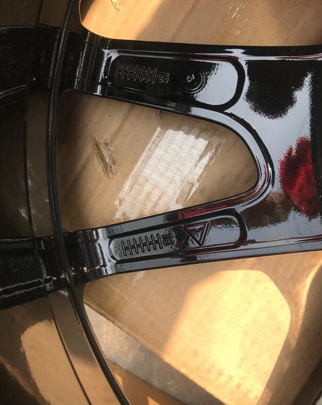 奔驰E300L卡钳喷漆，换20寸E43轮毂作业…