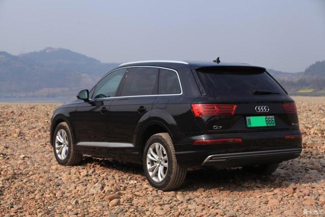 能挂绿牌的豪华SUV，混动奥迪Q7 e-tron提车，油耗不到3L？