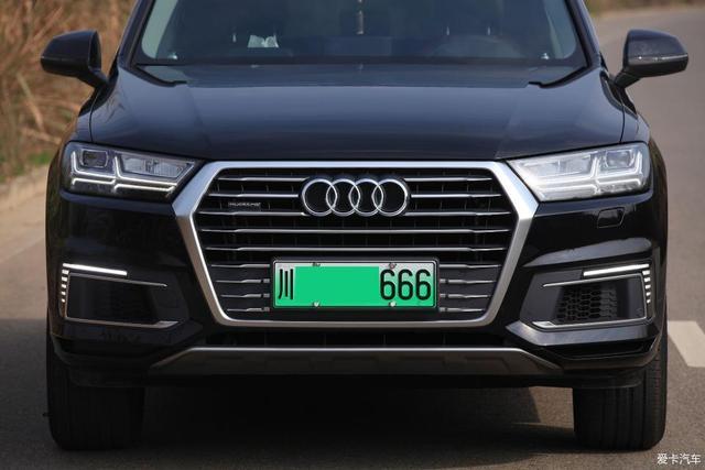 能挂绿牌的豪华SUV，混动奥迪Q7 e-tron提车，油耗不到3L？