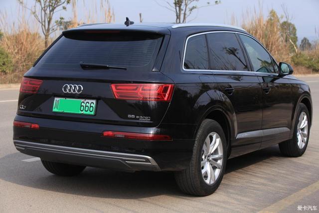 能挂绿牌的豪华SUV，混动奥迪Q7 e-tron提车，油耗不到3L？