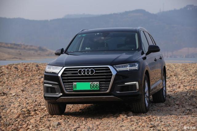 能挂绿牌的豪华SUV，混动奥迪Q7 e-tron提车，油耗不到3L？