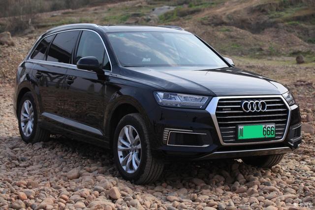 能挂绿牌的豪华SUV，混动奥迪Q7 e-tron提车，油耗不到3L？