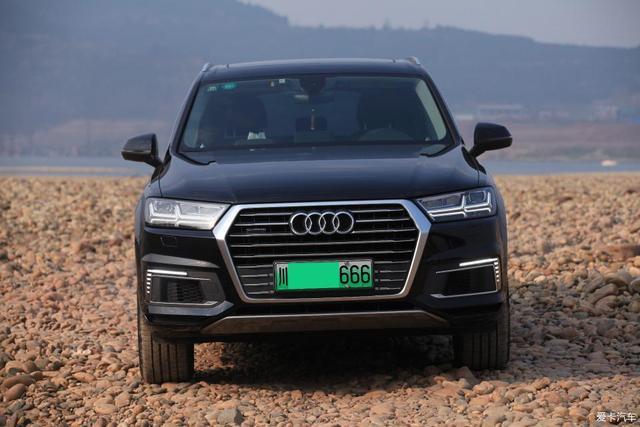 能挂绿牌的豪华SUV，混动奥迪Q7 e-tron提车，油耗不到3L？