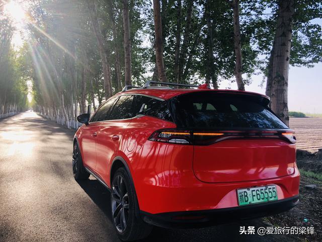 白杨林中一抹红，新疆法拉红唐绿色出行，感受农村的气息