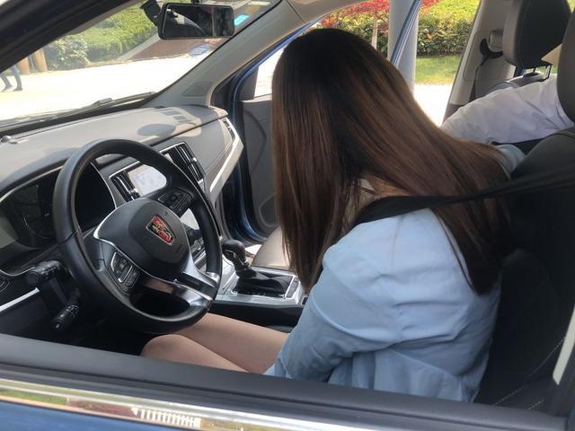 春天里，小姐姐和花儿谁更美