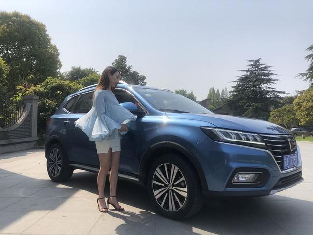 春天里，小姐姐和花儿谁更美