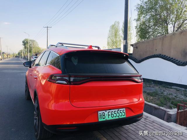 白杨林中一抹红，新疆法拉红唐绿色出行，感受农村的气息
