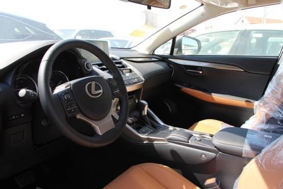 标配版的LEXUS NX 300h，配置看起来并不简单
