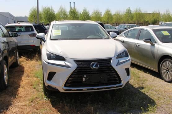 标配版的LEXUS NX 300h，配置看起来并不简单