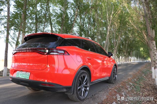 白杨林中一抹红，新疆法拉红唐绿色出行，感受农村的气息