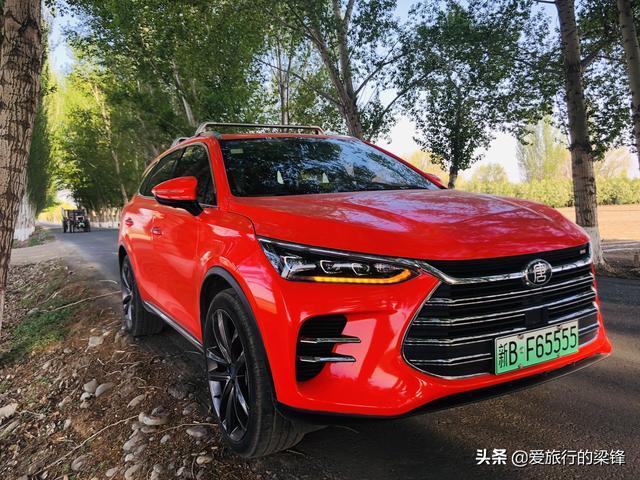 白杨林中一抹红，新疆法拉红唐绿色出行，感受农村的气息