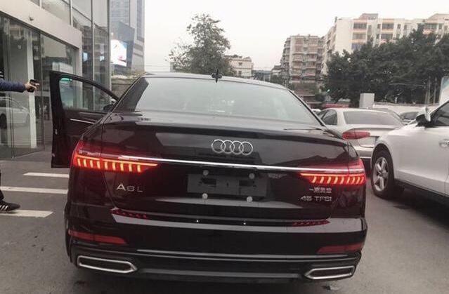 喜提19款奥迪A6L！黑色质感太强，活脱脱的“小A8L”，总算没白等