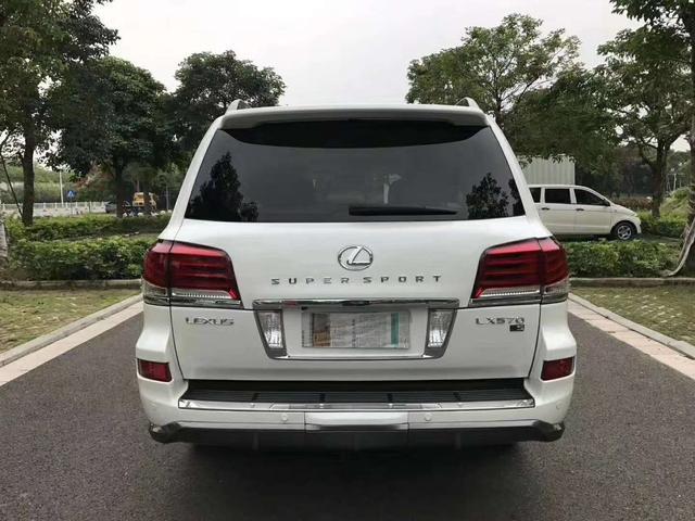 这辆雷克萨斯LX售价34万，外观大气时尚，冷眼一看真是个庞然大物