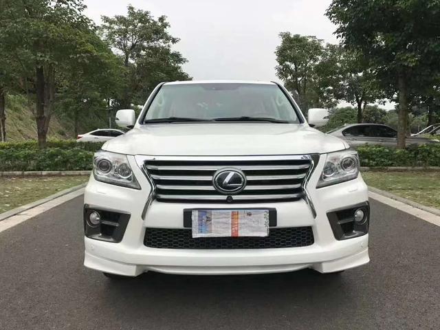 这辆雷克萨斯LX售价34万，外观大气时尚，冷眼一看真是个庞然大物
