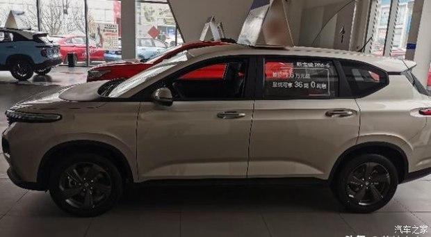 一进4S店就被吸引 双色车身 不到8万配智能网联 体验后就提车