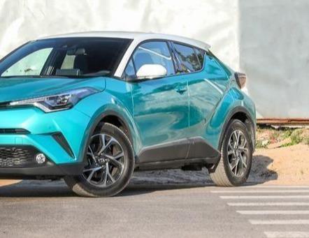 宝马320i和CHR(奕泽)两款车，亲身使用感受如何？优缺点有哪些？