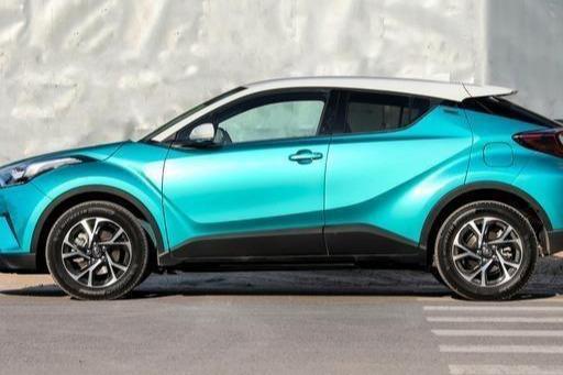 宝马320i和CHR(奕泽)两款车，亲身使用感受如何？优缺点有哪些？