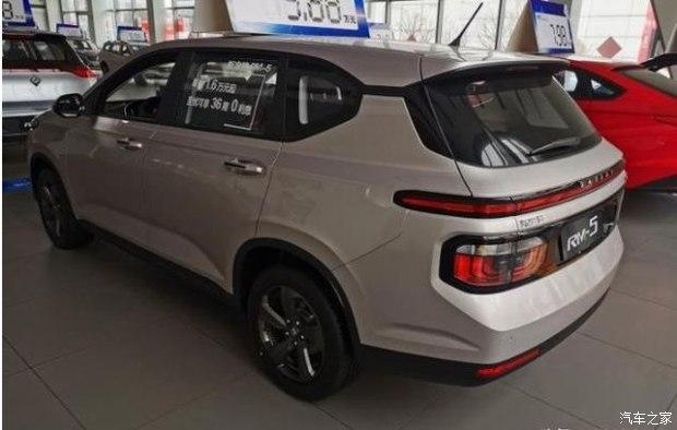 一进4S店就被吸引 双色车身 不到8万配智能网联 体验后就提车
