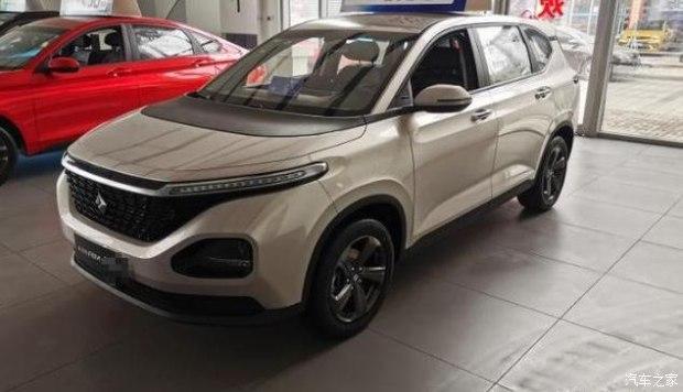 一进4S店就被吸引 双色车身 不到8万配智能网联 体验后就提车