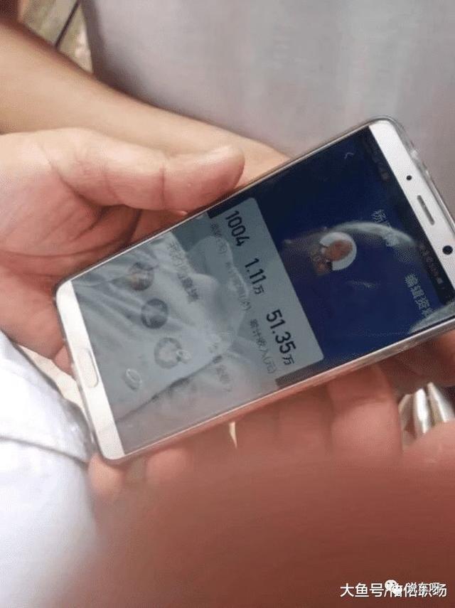 滴滴司机拿四部手机抢单，晒出收入傲言：年底全款提K5