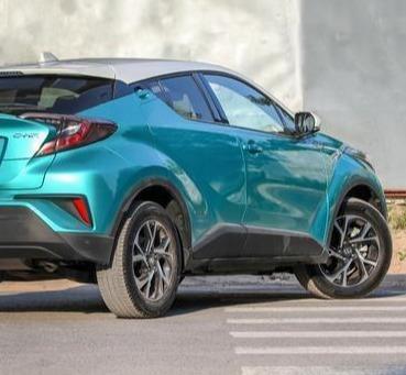 宝马320i和CHR(奕泽)两款车，亲身使用感受如何？优缺点有哪些？
