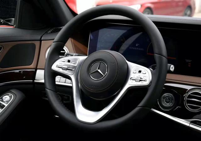 武汉一车主花95万买丐版奔驰S级，开霸道提车，回家之后感慨良久