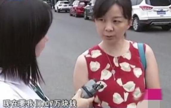 女子104万买奔驰提车时让再加7万，女车主打完电话，4S店：不加了