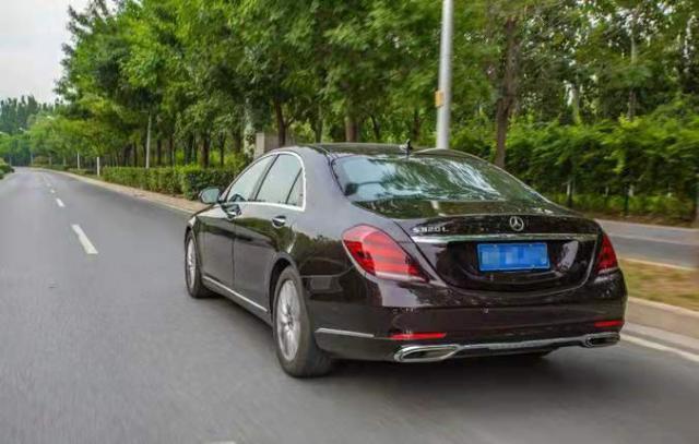 武汉一车主花95万买丐版奔驰S级，开霸道提车，回家之后感慨良久