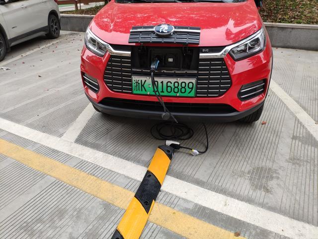 去年买元EV360，今年买宋MaxDM，人生第四辆车，三辆比亚迪